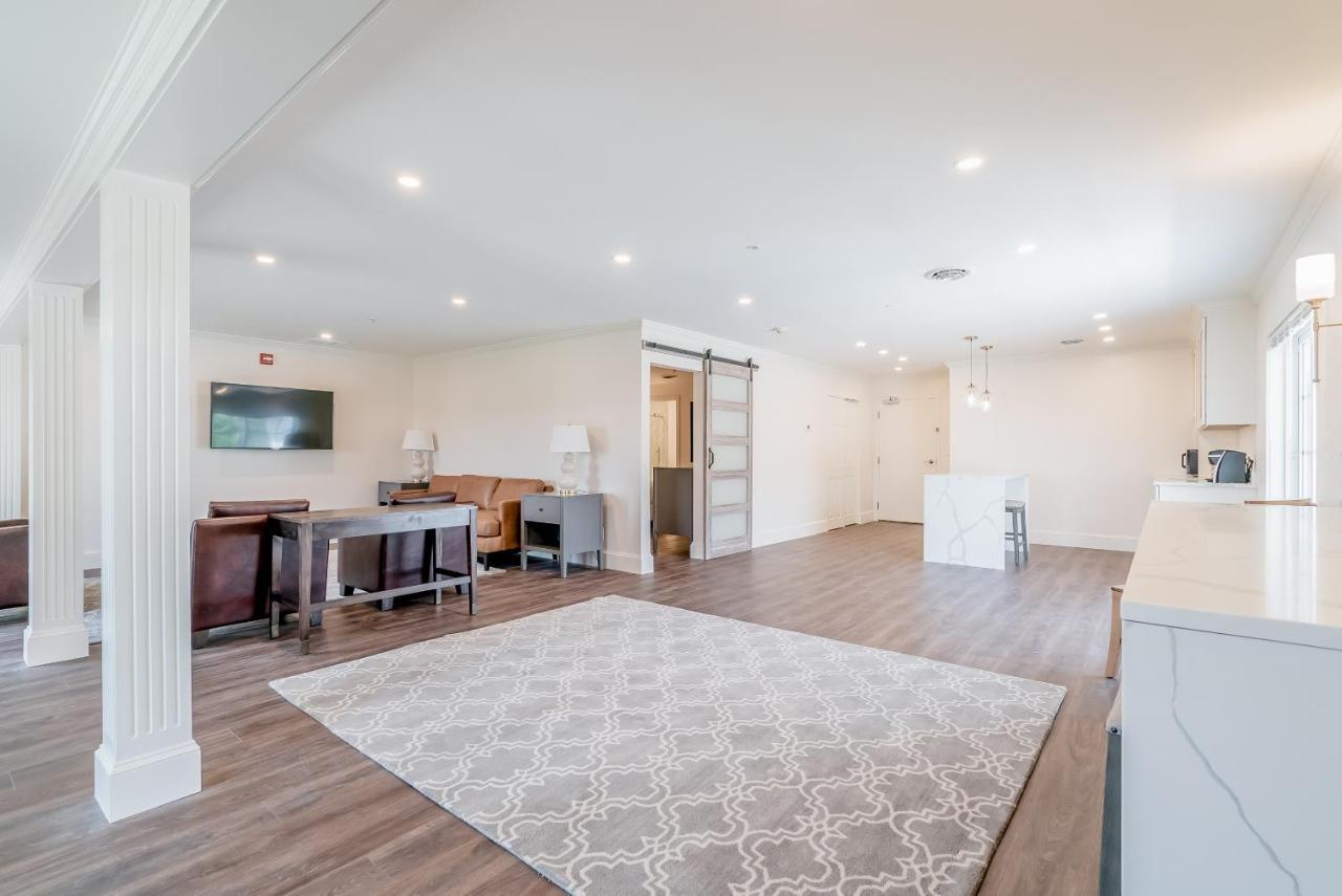 Chateau Renault Egg Harbor City Екстериор снимка